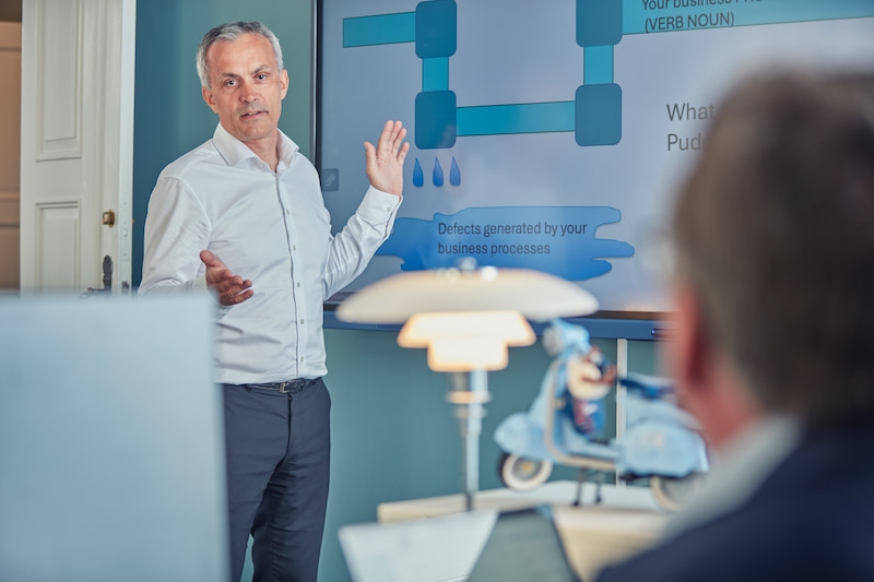 Voksen mand fremlægger om agile projekter på et smartboard