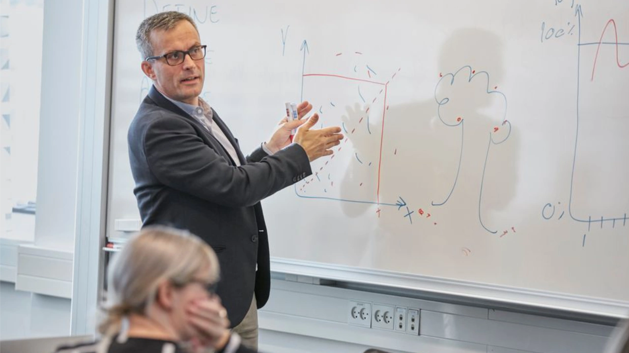 Mand fremlægger på white board
